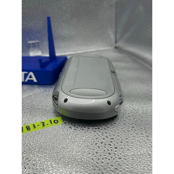 Sliver ps vita 1000 OLED w/charger RARE - Picture 6 of 10